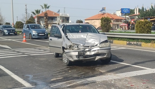Manisa'da iki otomobilin çarpıştığı kazada 2'si çocuk 5 kişi yaralandı