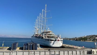En büyük yelkenli yolcu gemilerinden "Club Med 2" Çeşme Limanı'na demirledi