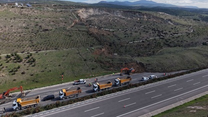 Manisa'da toprak kaymasının olduğu İstanbul-İzmir Otoyolu'ndaki çalışmalar sürüyor