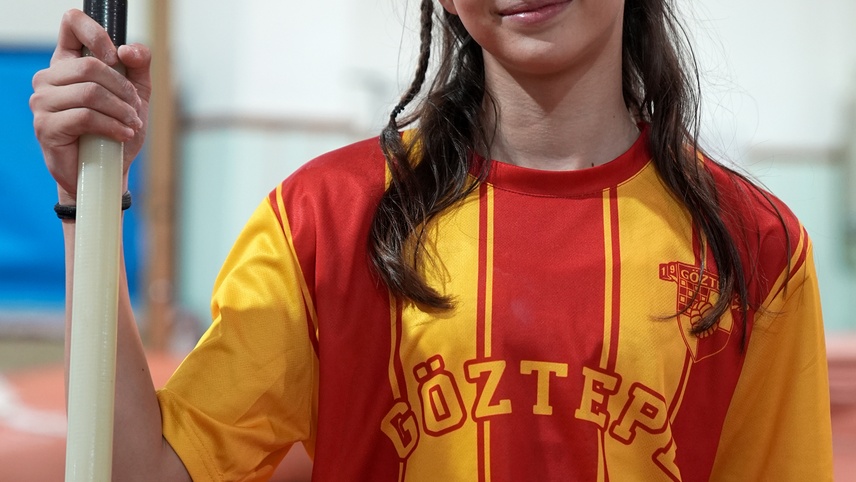 Sırıkla atlamada Türkiye rekortmeni 12 yaşındaki Elif, zirveye göz kırpıyor: