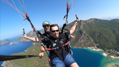 Görme engelli İngiliz turistin uçma hayali Fethiye'de gerçekleşti