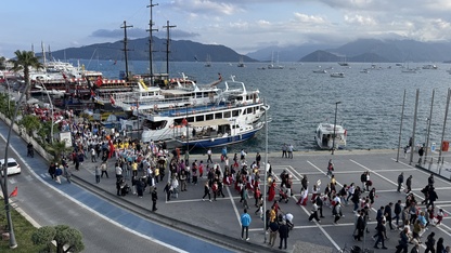 Marmaris'te dünya çocukları "barış" için fidan dikti