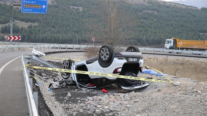 Denizli'de devrilen otomobilin sürücüsü öldü