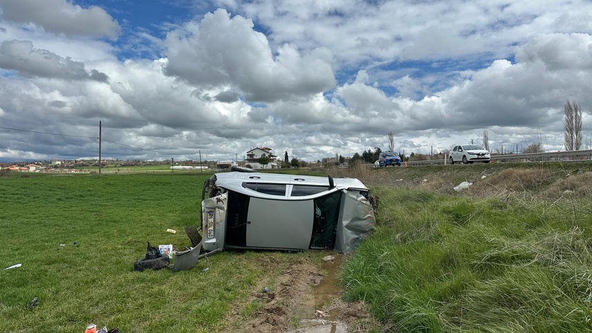 Uşak'ta tarlaya devrilen otomobildeki 4 kişi yaralandı