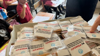 Ülkü Ocakları İzmir İl Başkanlığı tadilat yaptıkları okullarda çocuklara "püskevit" ikram etti