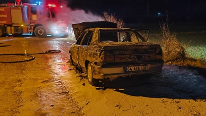 Banaz'da yangın çıkan otomobil kullanılamaz hale geldi