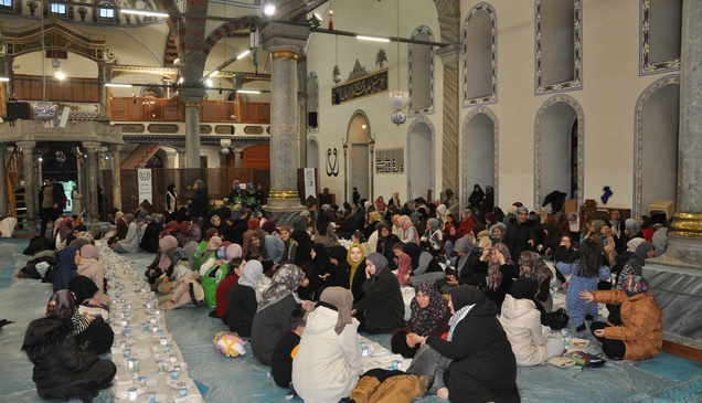 Kütahya'da "Ümmet İftarı"nda yüzlerce kişi yer sofrasında buluştu