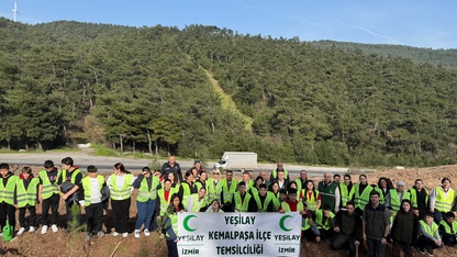 Kemalpaşa'da öğrenciler 200 fidanı toprakla buluşturdu