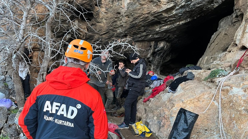 İzmir'de mağaradaki çukura düşen kişi için kurtarma çalışması başlatıldı