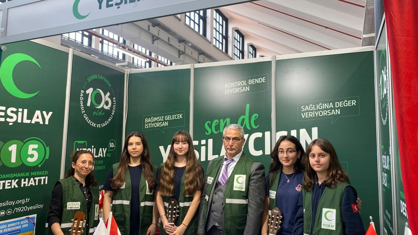 Yeşilay, Ege Kariyer Fuarı'ndaki öğrencileri bağımlılıklara karşı bilgilendirdi