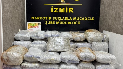 İzmir'de otomobilde 65 kilo 367 gram uyuşturucu ele geçirildi