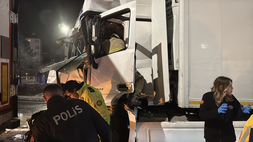 Kütahya'da kırmızı ışıkta bekleyen araca çarpan tır sürücüsü ağır yaralandı