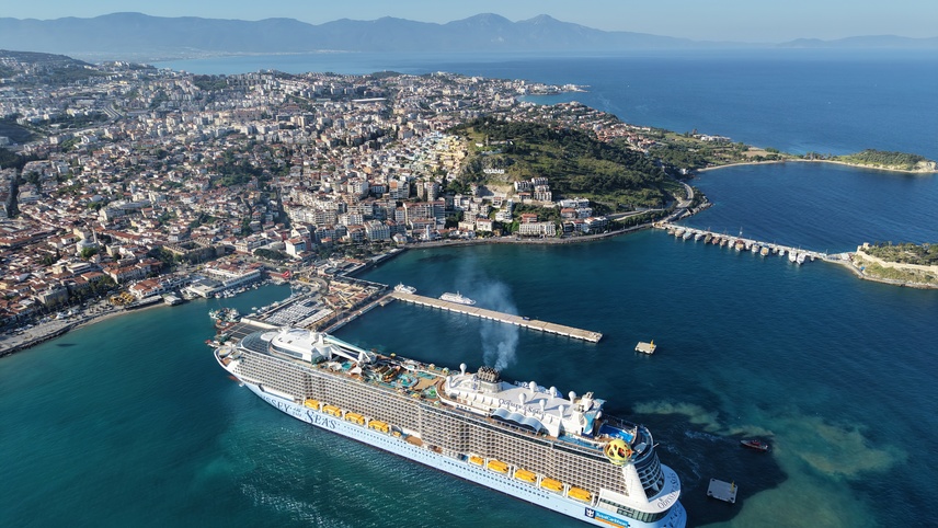 Kuşadası'na kruvaziyerle 4 bin 600 turist geldi