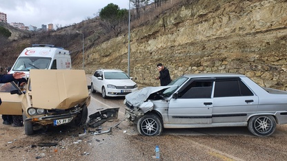 Demirci'de iki otomobilin çarpıştığı kazada 3 kişi yaralandı