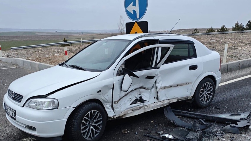 Kütahya'da 2 otomobilin çarpıştığı kazada 2 kişi yaralandı