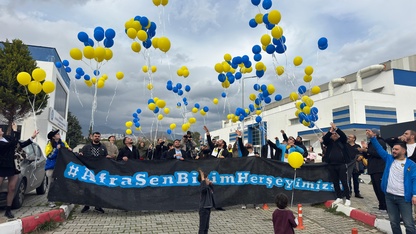 İzmir'de lösemi tedavisi süren 3 yaşındaki Afra için gökyüzüne balonlar bırakıldı