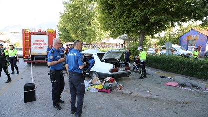 Denizli'de ağaca çarpan otomobildeki 1 kişi öldü, 4 kişi yaralandı