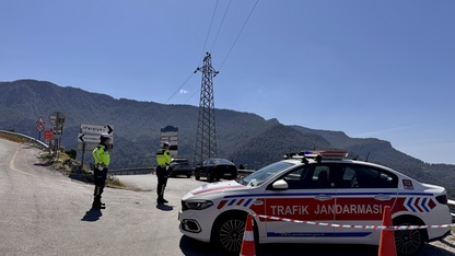 Fethiye'de yamaçtan düşen kayalar kara yolunu ulaşıma kapattı