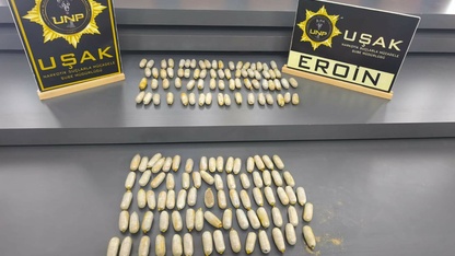 Uşak'ta midelerinde 1 kilo 100 gram uyuşturucu bulunan 2 şüpheli tutuklandı