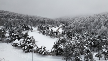 Beyaz örtüyle kaplanan Domaniç Dağları'nda yarıyıl tatili yoğunluğu yaşanıyor