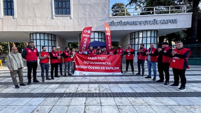 İzmir Büyükşehir Belediyesi işçileri oturma eylemini sürdürüyor