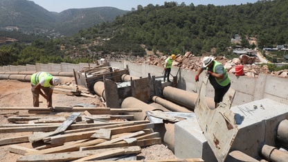 Bodrum'da patlayan isale hatları belediye ekiplerince yenileniyor