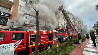 Manisa'da internet kafeden eve sıçrayan yangında 5 kişi dumandan etkilendi