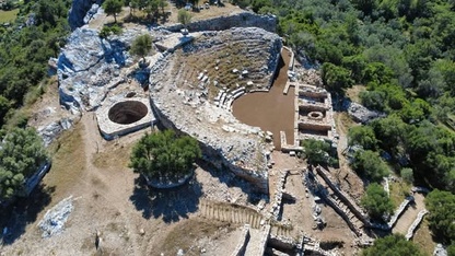 Marmaris'teki Amos Antik Kenti Tiyatrosu'nun orkestra bölümünün çevre düzenlemesi tamamlandı