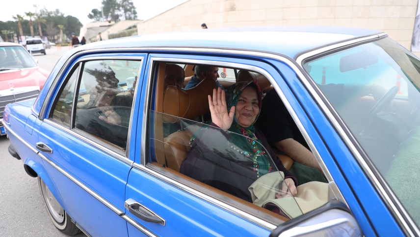 Denizli'de huzurevi sakinleri klasik otomobillerle şehir turu yaptı, sergi gezdi