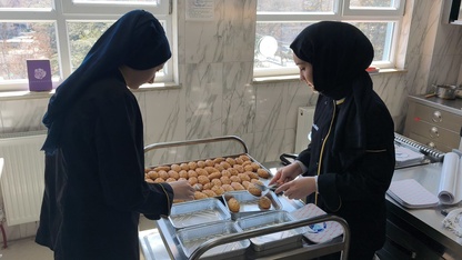 Kütahya'da geleceğin aşçılarının pişirdiği yemekler iftar sofralarına ulaştırılıyor