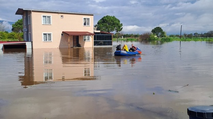 Aydın'da sağanak nedeniyle akarsular taştı, ev ve iş yerlerini su bastı