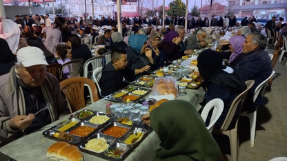 Denizli'de mahalle sakinleri her akşam iftar sofrasında buluşuyor