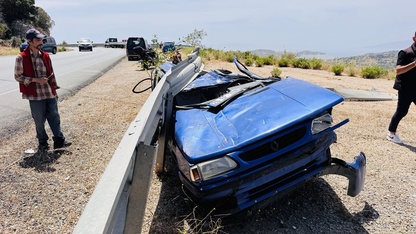 Bodrum'da bariyerlere saplanarak tavanı parçalanan otomobilin sürücüsü yaralandı