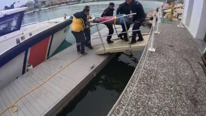 İzmir'de kayalıklardan düşen kişiye tıbbi tahliye yapıldı