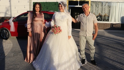 Kütahya'da gelinlik hayali kuran otizmli gencin yüzünü ailesi güldürdü