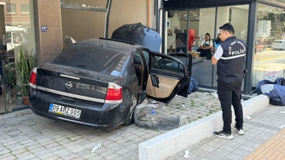 Aydın'da kontrolden çıkan otomobil mağazaya girdi, 2 kişi yaralandı
