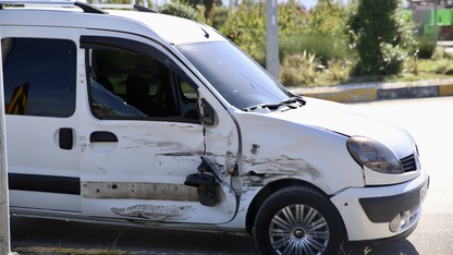 Muğla'da ambulansla çarpışan hafif ticari araçtaki 2 kişi yaralandı