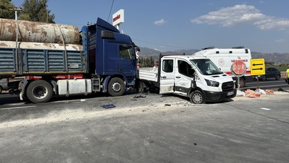 Aydın'da tırla çarpışan kamyonetteki 3 kişi yaralandı