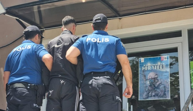 Afyonkarahisar'da kavga edenleri ayırmak isteyen vatandaşları bıçakla tehdit eden şüpheli yakalandı