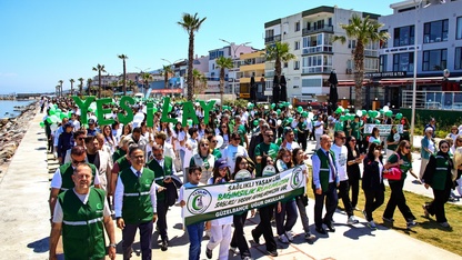 İzmir'de sağlıklı yaşam için yürüyüş düzenlendi