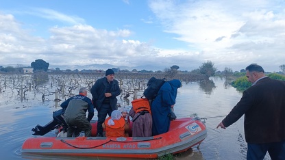 Manisa'da taşkında mahsur kalan 10 kişilik aile tahliye edildi
