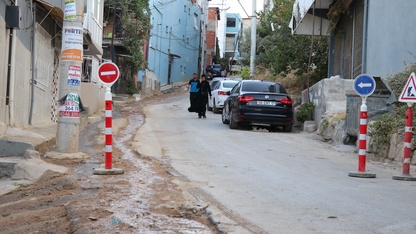 İzmir'de patlayan su borusunun onarılmamasına mahalleliden tepki