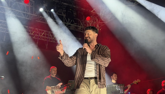 Şarkıcı Murat Boz 16. Emiralem Uluslararası Çilek Festivali'nde sahne aldı