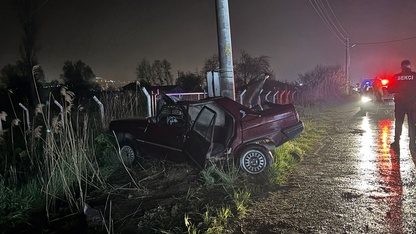 Kütahya'da otomobil beton direğe çarptı, 1 kişi öldü, 1 kişi yaralandı