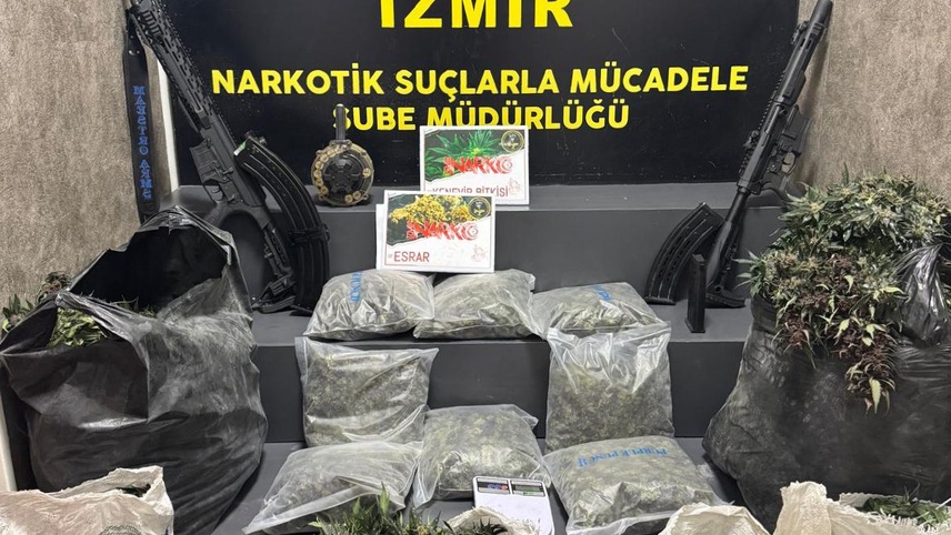 İzmir'de sera düzeneği kurulan evde 4 kilo 50 gram esrar ele geçirildi
