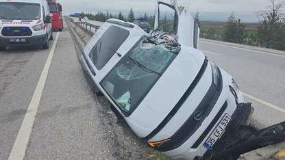 Afyonkarahisar'da refüje devrilen hafif ticari araçtaki 1 kişi öldü, 2 kişi yaralandı