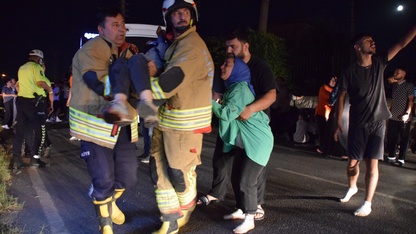 Manisa'da işçi servisinin park halindeki tıra çarptığı kazada 20 kişi yaralandı