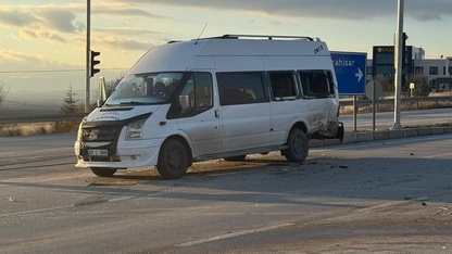 Afyonkarahisar'da öğrenci servisi ile otomobil çarpıştı, 18 kişi yaralandı