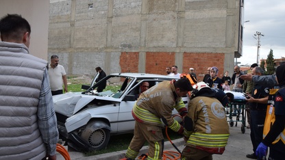 Manisa'da evin duvarına çarpan otomobilde 2 kişi yaralandı