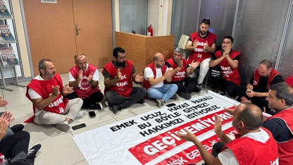 İzmir Karşıyaka Belediyesi işçileri, maaş alamadıkları gerekçesiyle eylem yaptı